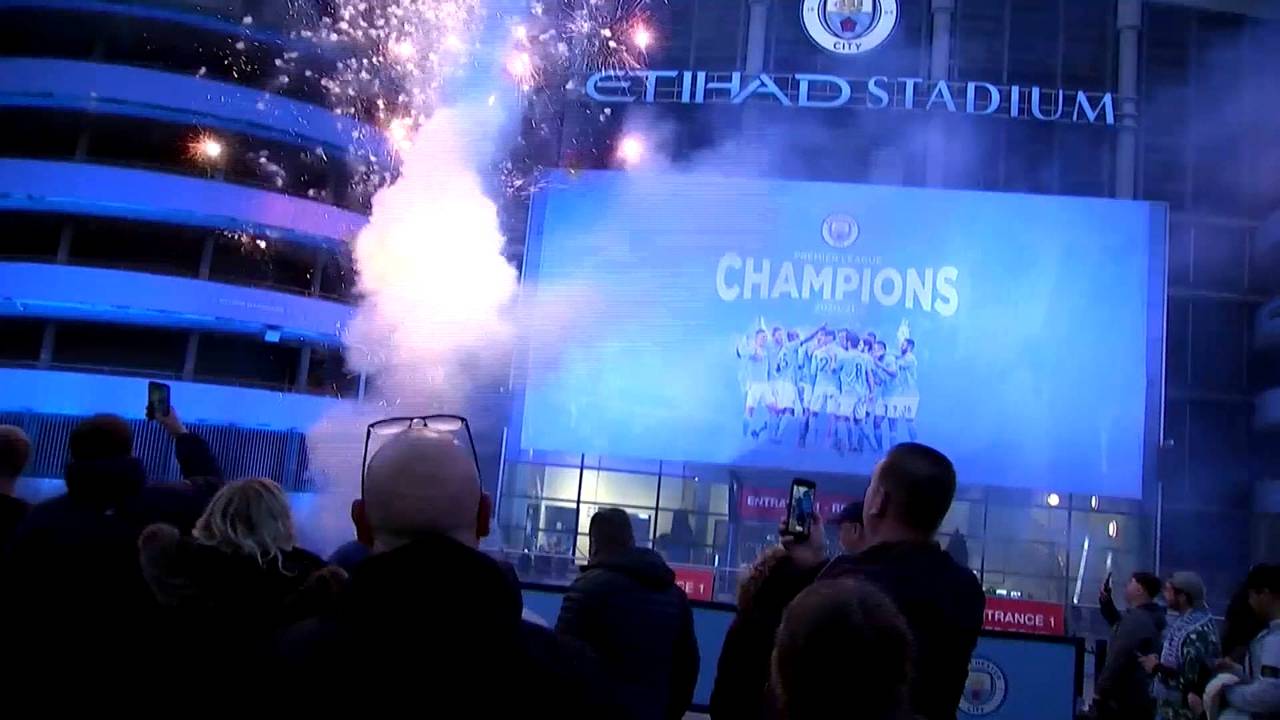 Fans von Manchester City und Pep Guardiola feiern den Meistertitel 2021