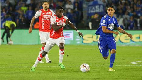 Millonarios-Spieler Daniel Catano (r.) im Zweikampf um den Ball