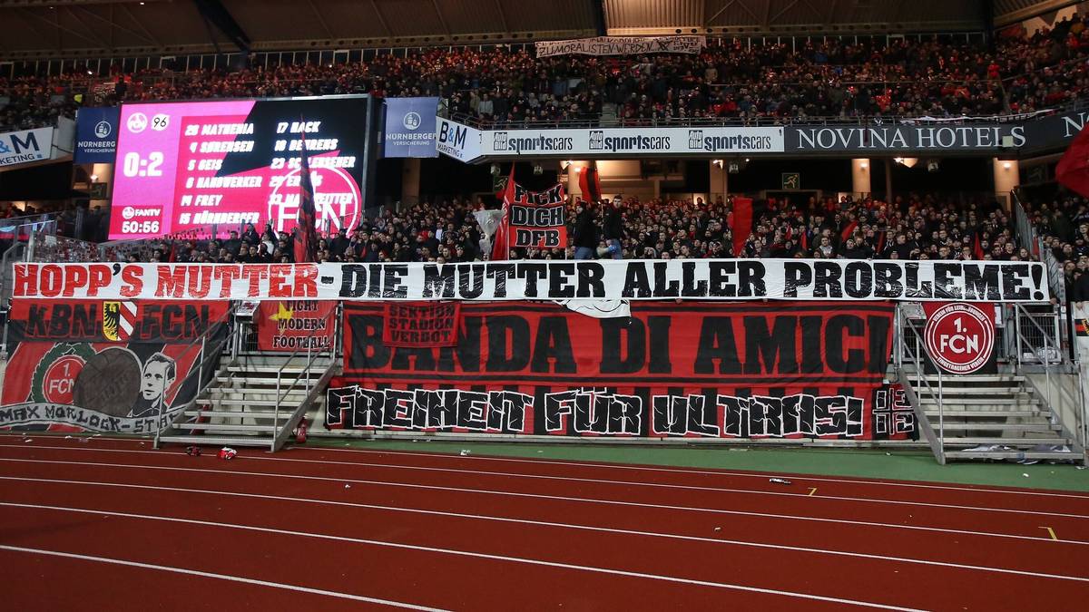 Ultras des 1. FC Nürnberg mit Protest-Bannern im Spiel gegen Hannover