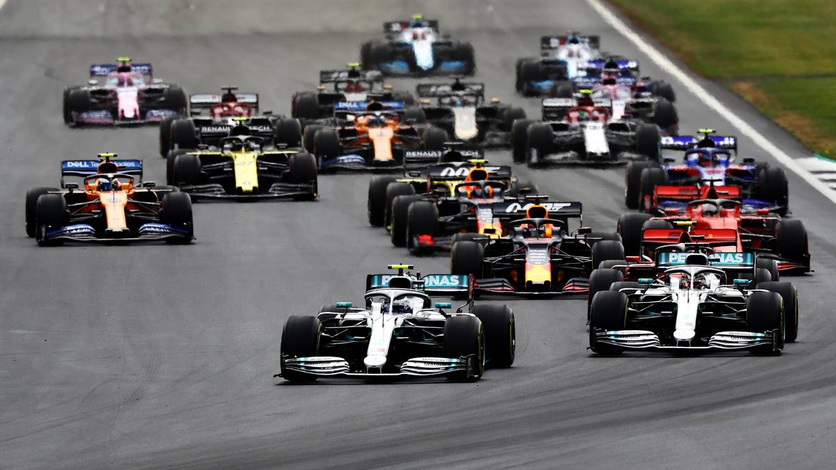 Beim Start bleibt an der Spitze zunächst alles beim Alten. Pole-Setter Valtteri Bottas setzt die Pole in die Führung um, Hamilton folgt unmittelbar dahinter
