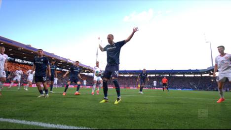 Der VfL Bochum steht nach der deutlichen Heimpleite im Relegations-Hinspiel gegen Düsseldorf mit einem Bein in Liga zwei. Die Fortuna kommt früh auf kuriose Weise zur Führung und nutzt dann ihre Chancen eiskalt.