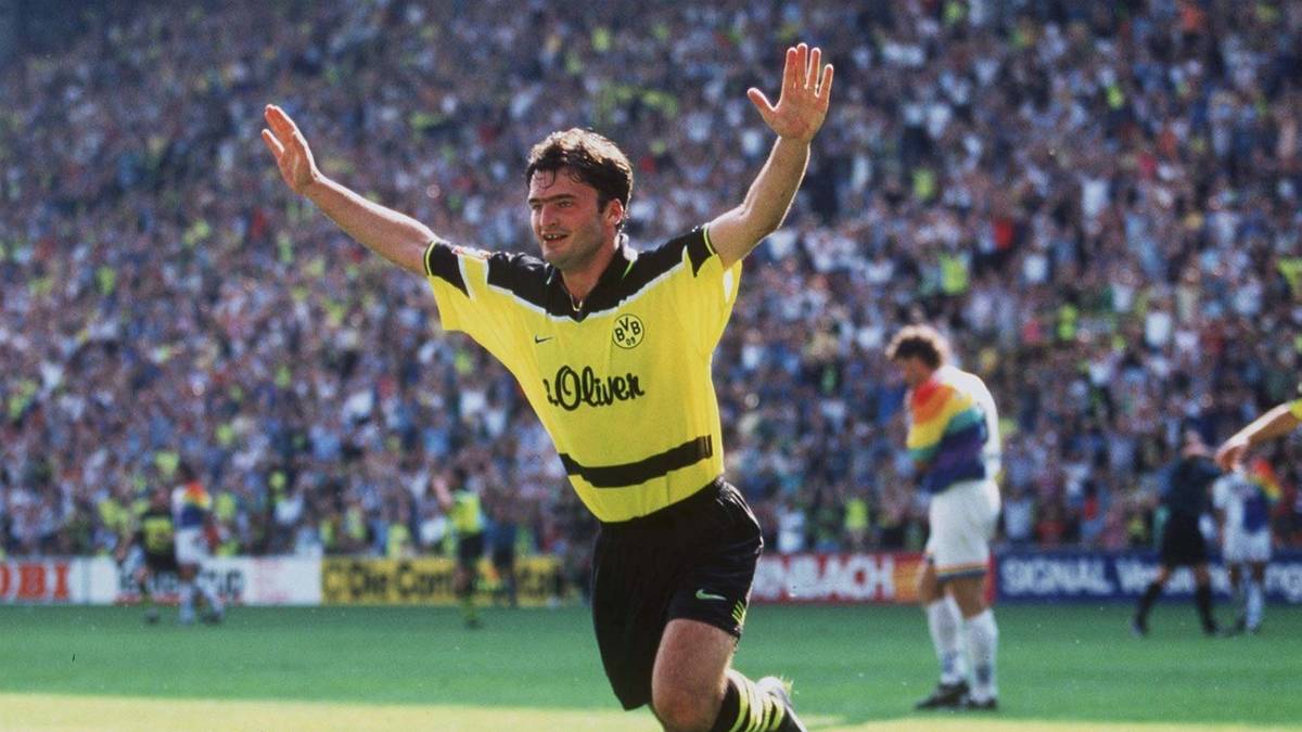 STEPHANE CHAPUISAT (STURM): Gegen harte Konkurrenz wie Manni Burgsmüller und Robert Lewandowski setzt sich der Schweizer in unserer Auflistung knapp als Stürmer Nummer 3 durch. 102 Tore in den Neunzigern, integraler Bestandteil der Meister- und des Champions-League-Siegerteams dieser Jahre