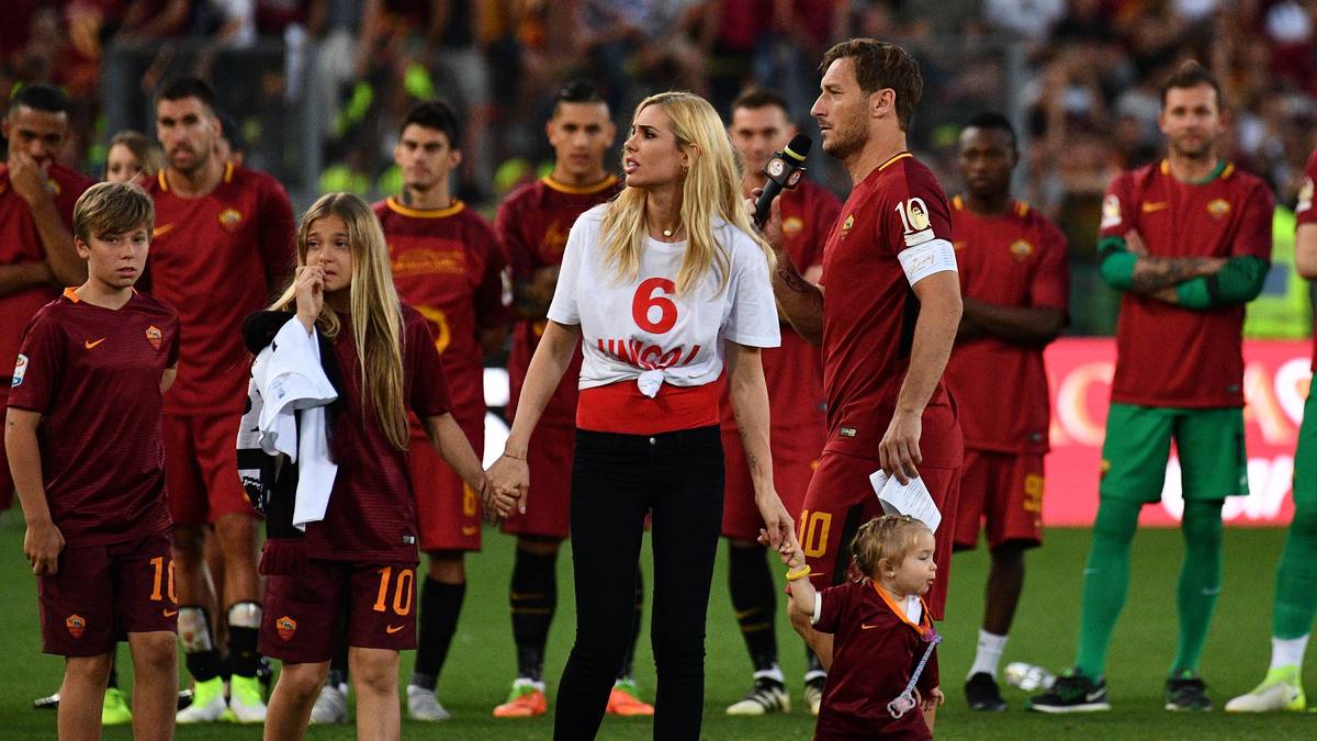 Auch seine Frau Ilary Blasi und die gemeinsamen Kinder weinen bei Tottis Abschiedsrede hemmungslos. Sie sind nicht die einzigen: Teamkollegen, Trainer, Fans - selbst die Hostessen zeigen ihre Gefühle