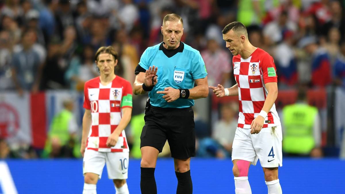 Nachdem sich Schiedsrichter Nestor Pitana die Bilder noch einmal anschaut, entscheidet der Argentinier auf Elfmeter für Frankreich