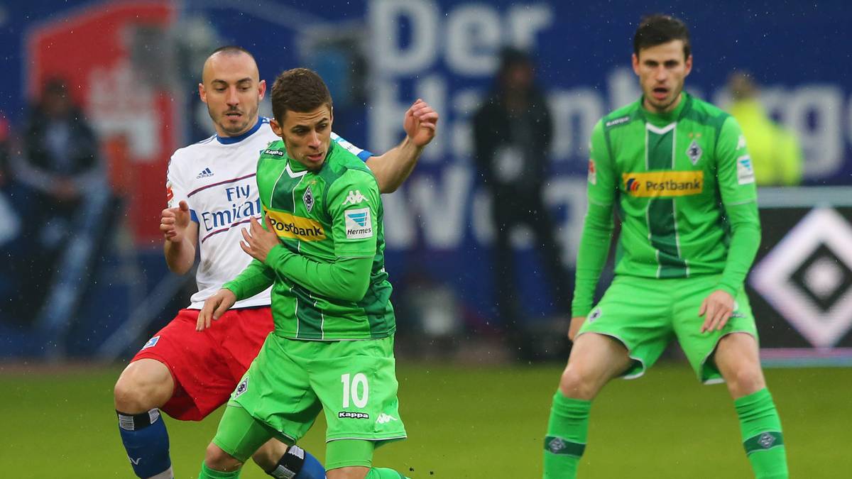 Josip Drmic (l.) und Co. tun sich allerdings zu Beginn schwer.  Thorgan Hazard (M.) und die Borussia haben in den ersten Minuten deutlich mehr vom Spiel...