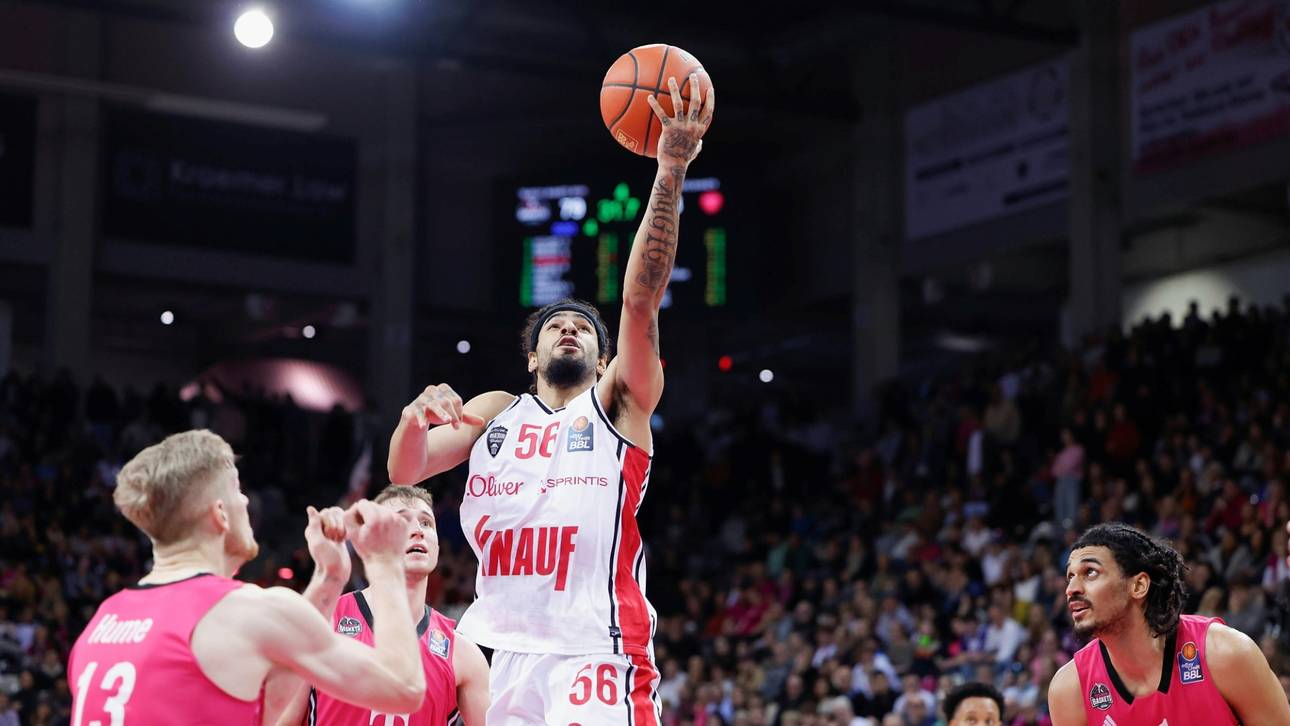 Würzburg bleibt an München dran