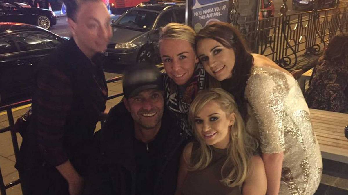 Nach seinem ersten Arbeitstag beim FC Liverpool genehmigt sich Trainer Jürgen Klopp erst einmal ein Feierabendbier. Wie ein ganz normaler Liverpooler genießt der Ex-BVB-Coach sein Pint im Außenbereich eines Pubs in seiner neuen Heimatstadt