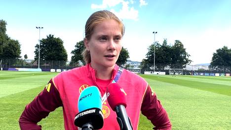 Nationalspielerin Sjoeke Nüsken spricht über die Nacht nach der Niederlage gegen Schweden.