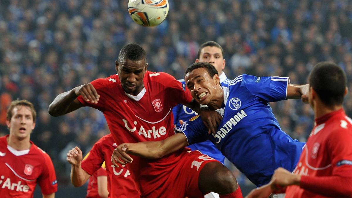 EUROPA LEAGUE, ACHTELFINALE 2012 - TWENTE ENSCHEDE: Nach einem 0:1 im Hinspiel bei Twente Entschede, bei dem Joel Matip in der 61. Minute fälschlicherweise eine Rote Karte wegen einer angeblichen Notbremse sieht, wird die Sperre für das Rückspiel aufgehoben