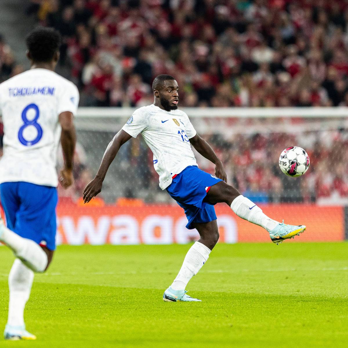 Die französische Nationalmannschaft verliert gegen Dänemark. Als Folge muss sie sich der Kritik der Presse hingeben, die von einer „riesigen Baustelle“ in der Verteidigung schreibt, wo Upamecano „überfordert“ sein soll. Die Pressestimmen.