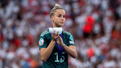Giulia Gwinn hat sich bei der Nationalmannschaft einen Kreuzbandriss zugezogen. Das bestätigte Gwinns Klub FC Bayern am Montagvormittag. 