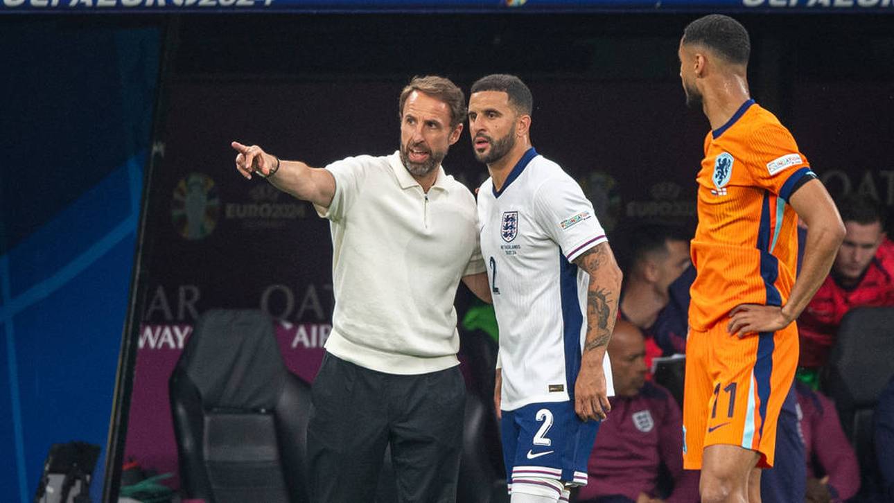 Kyle Walker (M.) mit England-Trainer Gareth Southgate