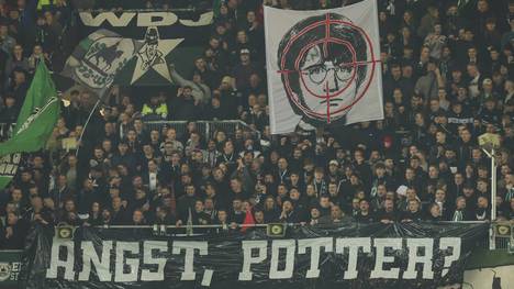 Die Fans von Hannover 96 zeigen ein Plakat mit einem Fadenkreuz und darin Harry Potter abgebildet
