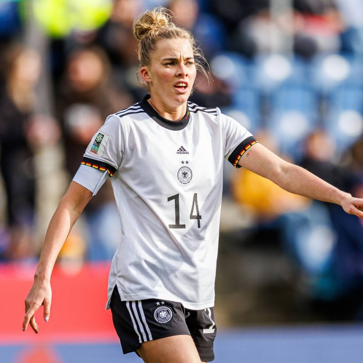 Erneuter Ausfall bei den deutschen Fußballerinnen: Im Spiel gegen Frankreich fehlt auch Laura Freigang.