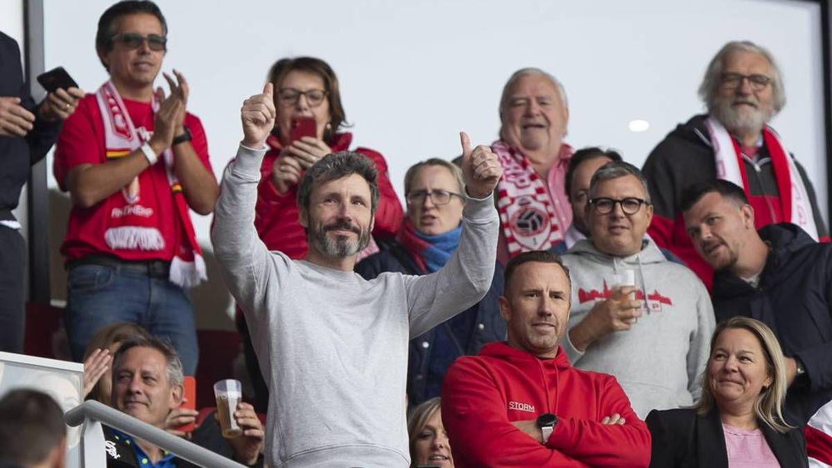 Ein Jahr später wurde das Verhältnis zwischen van Bommel und dem damaligen Trainer Louis van Gaal schlechter. Der Kapitän löste seinen bis Sommer 2011 laufenden Vertrag daraufhin vorzeitig auf.