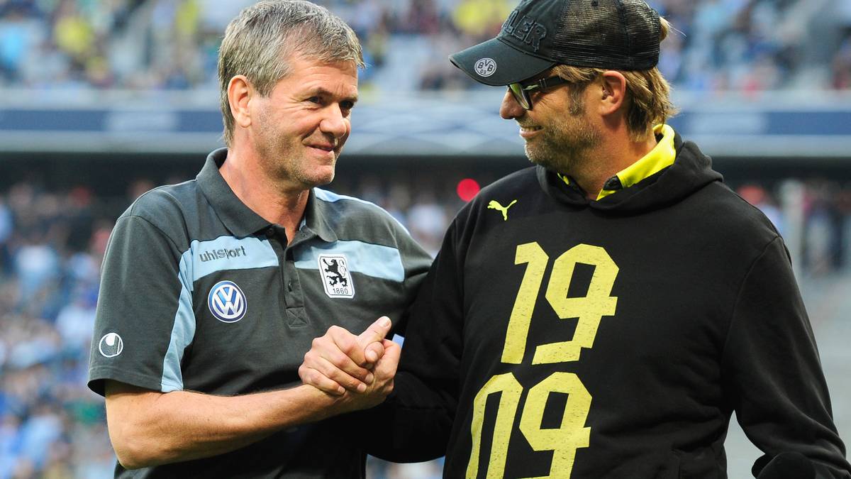 Friedhelm Funkel (l.) übernimmt, hält aber nicht einmal bis Saisonende durch. Im April 2014 ist das Ende seiner siebenmonatigen Amtszeit gekommen. Highlight dieser Periode ist das Zweitrundenspiel im DFB-Pokal gegen Borussia Dortmund und Jürgen Klopp. Erst in der Verlängerung müssen sich die Löwen mit 0:2 geschlagen geben