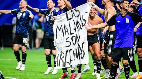 Mehrere argentinische Nationalspieler feiern den Einzug ins WM-Finale mit einem brisanten Banner, welches auf einen tragischen Konflikt anspielt. Der britische Wirtschaftsminister fordert nun Konsequenzen.