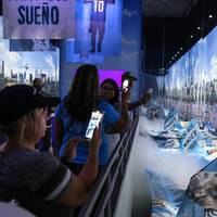 Lionel Messi bekommt in Miami seine eigene Ausstellung - die ist für Fans nicht gerade günstig. An innovativen Ideen mangelt es bei der Messe jedoch nicht.