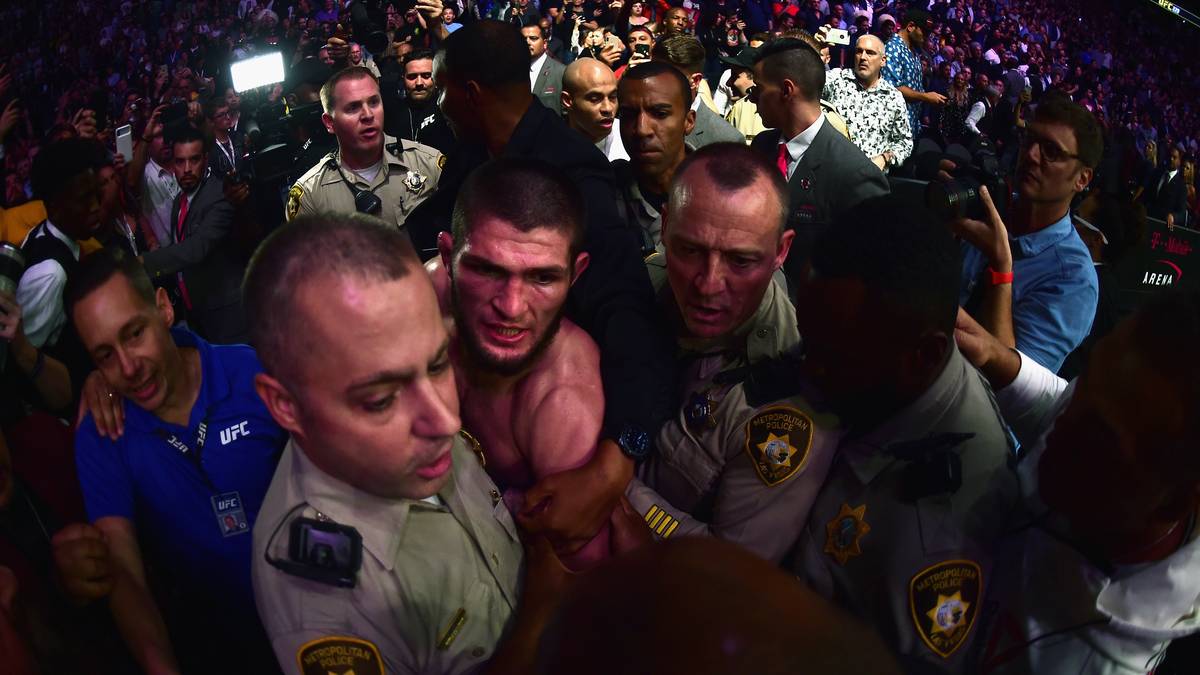 UFC 229: Khabib Nurmagomedov (M.) wird von Sicherheitskräften aus der Arena in Las Vegas geführt, nachdem sich dieser in die Menge geworfen hat