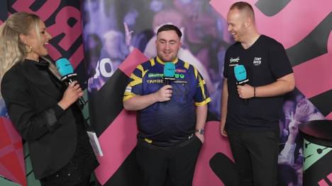 Luke Littler gewinnt die Darts-WM 2026 und verrät im Interview mit SPORT1, dass ihm im Verlauf des Turniers ein Bayern-Star geschrieben hat. 