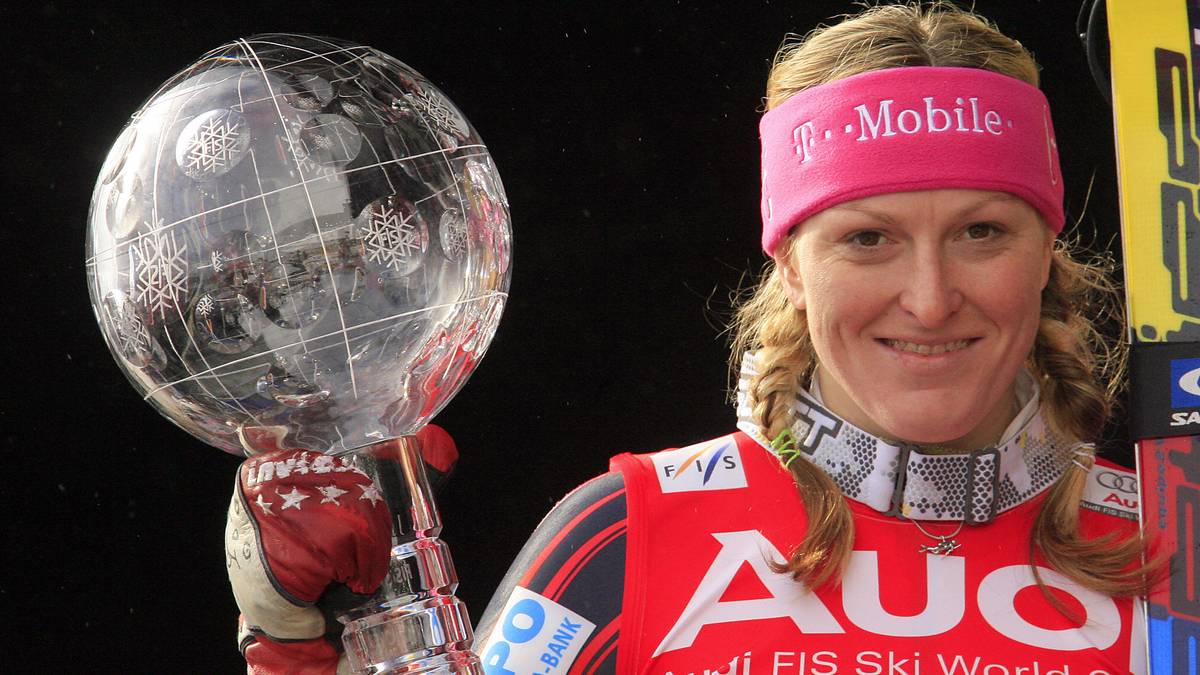 Kostelic ist eine von nur sieben Fahrerinnen, die in allen Disziplinen Weltcup-Siege feiern konnten. In der Saison 2005/06 gelang ihr das Kunststück, den Gesamtweltcup und alle Disziplinen-Weltcups zu gewinnen. 2007 erklärte sie mit 25 Jahren bereits ihren frühen Rücktritt vom Ski-Sport, der eine Platzierung in den Top Drei wohl verhindert hat