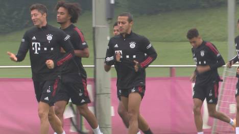 Die Triple-Helden des FC Bayern trainieren erstmals wieder an der Säbener Straße. Mit dabei ist Liverpool-Wunschspieler Thiago, dafür fehlt Trainer Hansi Flick.