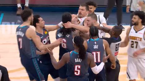 In der NBA-Begegnung zwischen Oklahoma City Thunder und den Denver Nuggets ist Superstar Nikola Jokic nach einem Foul nicht mehr zu halten.