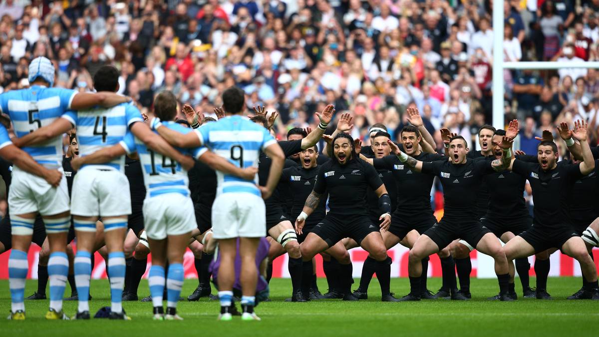 Was darf bei den Neuseeländern nicht fehlen? Na klar, der Haka. Im ersten Spiel haben die All Blacks noch etwas Probleme mit Argentinien. Am Ende gehen sie zwar als Sieger vom Feld, aber für die nächsten Spiele muss der Haka dann wieder furchteinflößender werden