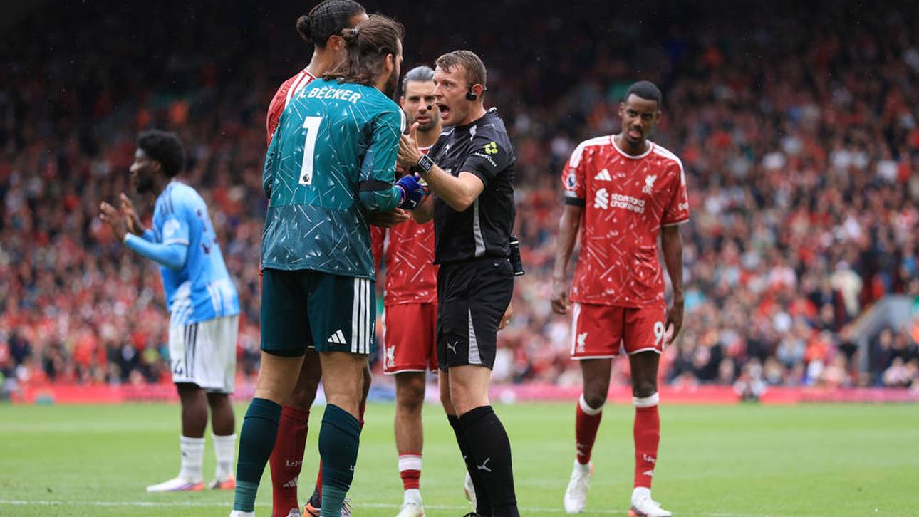 Schiedsrichter Sam Barrott sah sich mit Protesten der Liverpooler Spieler konfrontiert
