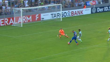 Den Stuttgartern Kickers ist die Sensation in der ersten Runde des DFB-Pokals gelungen. Gegen den Zweitligisten SpVgg Greuther Fürth gab es einen 2:0-Erfolg.