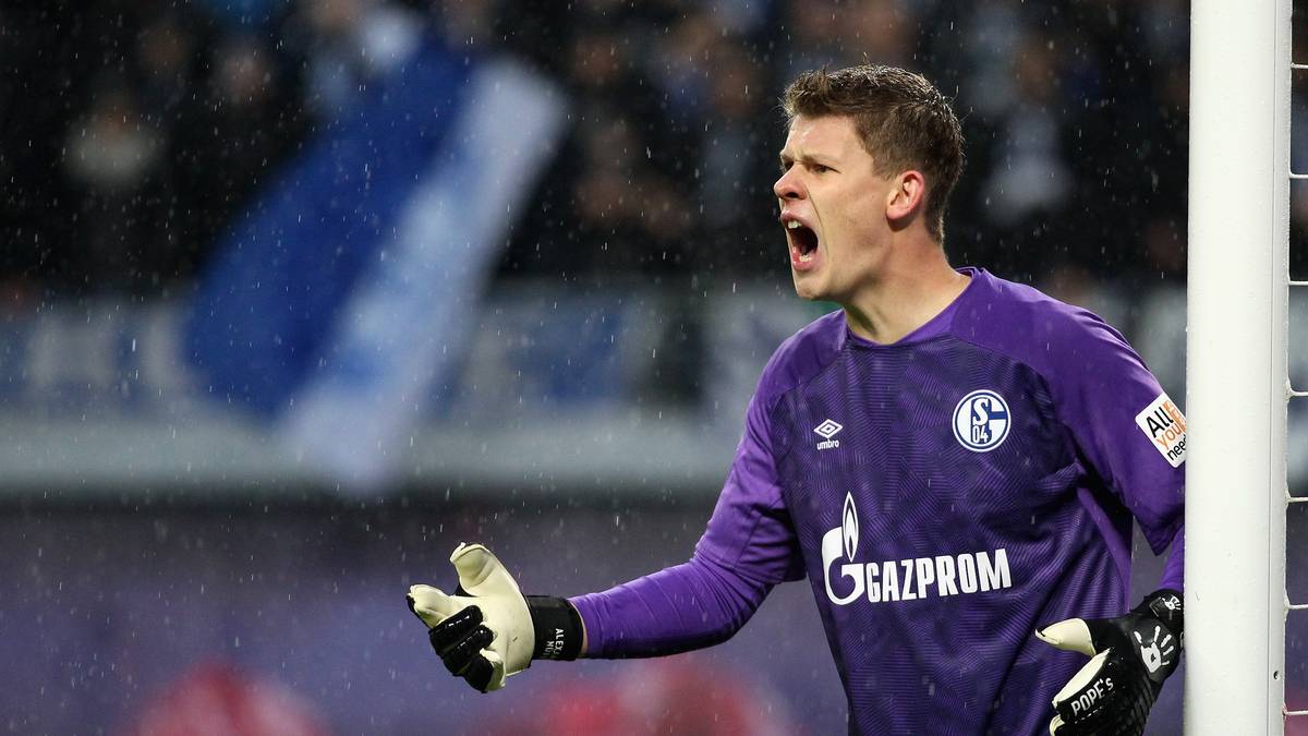 Er könne zwar nichts versprechen, erklärte Schneider, fügte aber an die Fans gewandt hinzu: "Aber ich kann euch eins versprechen: Ich werde alles dafür tun, dass so etwas nicht passiert wie bei Matip, Kolasinac, Gorezka oder Meyer." Sie alle hatten Schalke zum Nulltarif verlassen