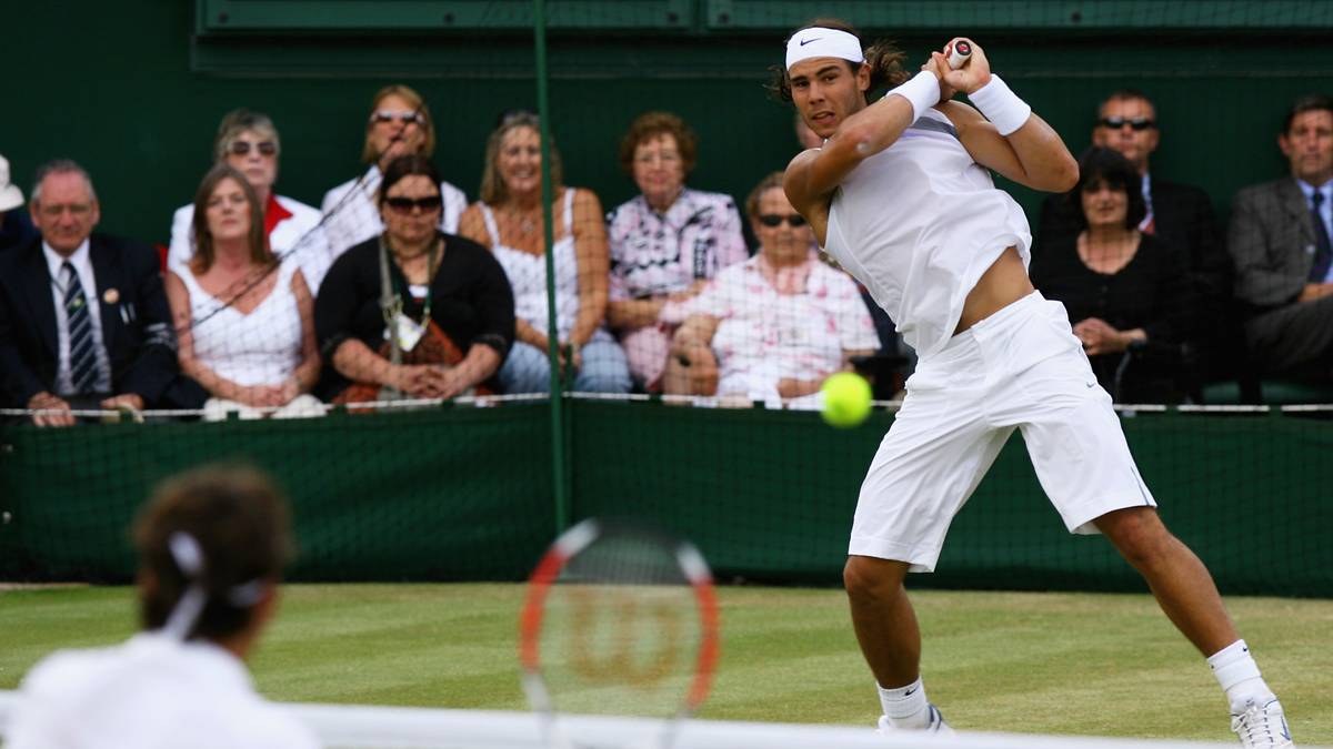 PLATZ 2 - WIMBLEDON-FINALE 2007: Im Finale 2007 muss Federer erstmals in seiner 34 Spiele andauernden Siegesserie in Wimbledon über fünf Sätze gehen (7:6, 4:6, 7:6, 2:6, 6:2)