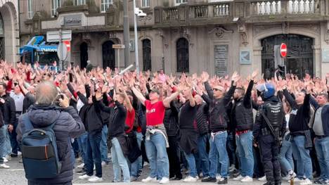 Die Fans des VfB Stuttgart marschieren vor ihrem Auswärtsspiel in der Europa League lautstark durch Porto. Dabei entstehen beeindruckende Bilder.