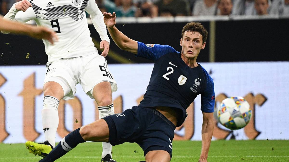 BENJAMIN PAVARD: Das Spiel beginnt schmerzhaft für den einzigen Bundesliga-Profi in Frankreichs Startelf. Der Kontakt mit Rüdigers Fuß in der 3. Minute bremst den Stuttgarter aber nur kurz. Hinten lässt er sich von Rüdiger zwei, drei Mal überraschen, nach vorne aber mit guten Aktionen und Flanken. In der zweiten Halbzeit greift das DFB-Team immer wieder über seine Seite an, nicht immer kann Pavard das verhindern. SPORT1-Note: 3,5