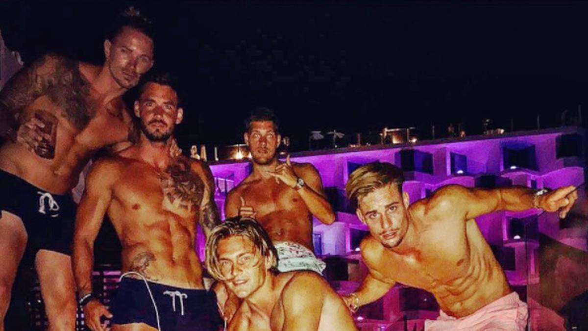Roman Bürki chillt mit seinen Jungs auf Ibiza. "Crew Love", schreibt der Dortmund-Keeper unter das Bild, das gut und gerne auch eine Boyband aus den 90ern zeigen könnte
