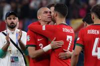 Nach dem EM-Aus im Viertelfinale gegen Frankreich fließen bei Pepe bittere Tränen. Macht Portugals Abwehrspieler und Altstar trotz seiner 41 Jahre weiter im Nationalteam? 