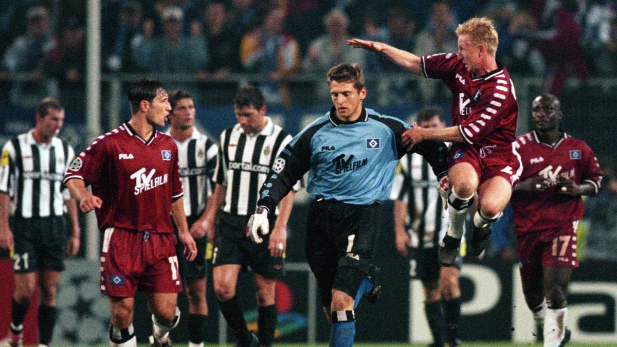 CHAMPIONS LEAGUE 2000: In der Gruppenphase liefert sich der HSV in der Saison 2000/01 mit Juventus Turin einen irren Schlagabtausch. Bei der Rückkehr auf die internationale Bühne wartet gleich zum Auftakt die "Alte Dame" - und es wird ein Spektakel: Keeper Jörg Butt markiert per Foulelfmeter nicht nur selbst das 3:3, sondern bereitet auch das 4:3 durch Nico Kovac vor. Zum Sieg reicht es für den HSV aber nicht. Filipo Inzaghi fällt nach einem Trikotzupfer von Sergej Barbarez im Strafraum und verwandelt den Strafstoß selbst zum 4:4-Endstand