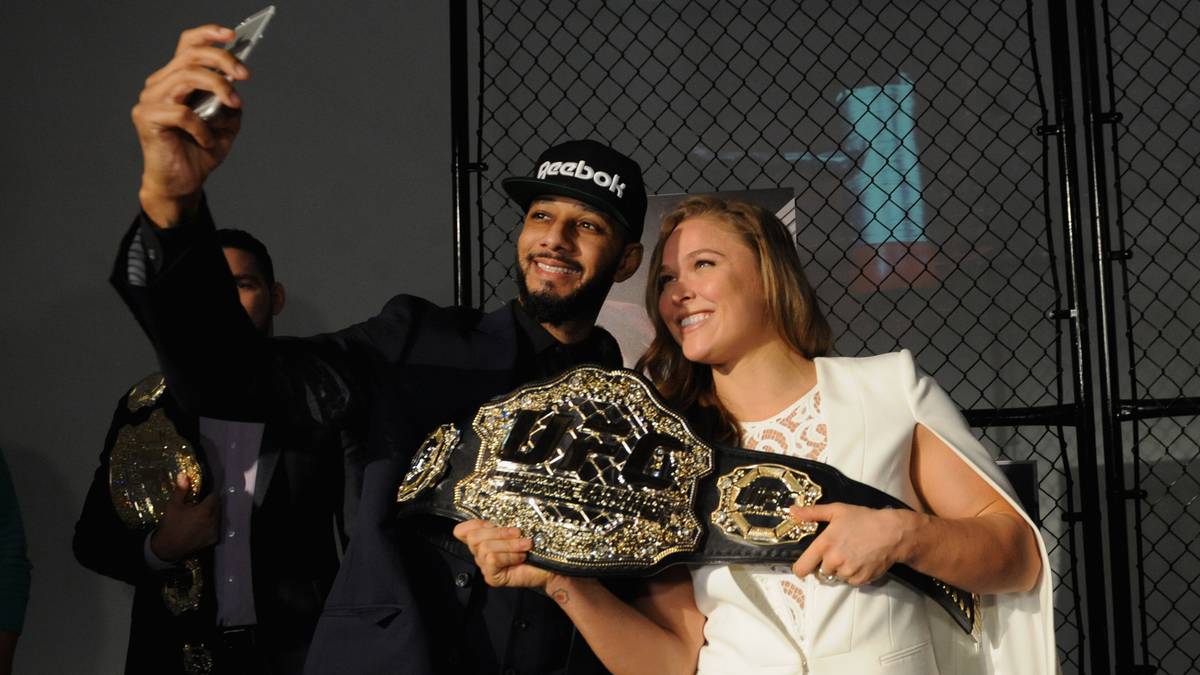 Die spektakulären Kämpfe und ihr charmantes Auftreten sorgten schnell dafür, dass Rousey auch außerhalb des Octagons die Aufmerksamkeit auf sich zog. Hier posierte Rousey mit  Rapper Swizz Beatz