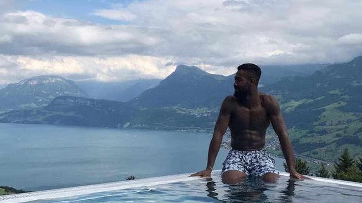 Er hat zwar keinen Arbeitgeber - aber offensichtlich genug Spaß im Leben. Johan Djourou hält sich in seiner Schweizer Heimat auf und ist mit einem Panorama gesegnet, das unbezahlbar scheint