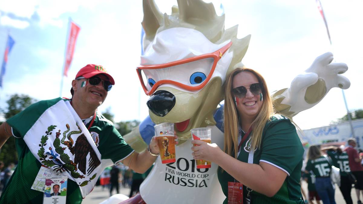 Prost! Ein Bier für das Maskottchen: Mexiko teilt gerne 