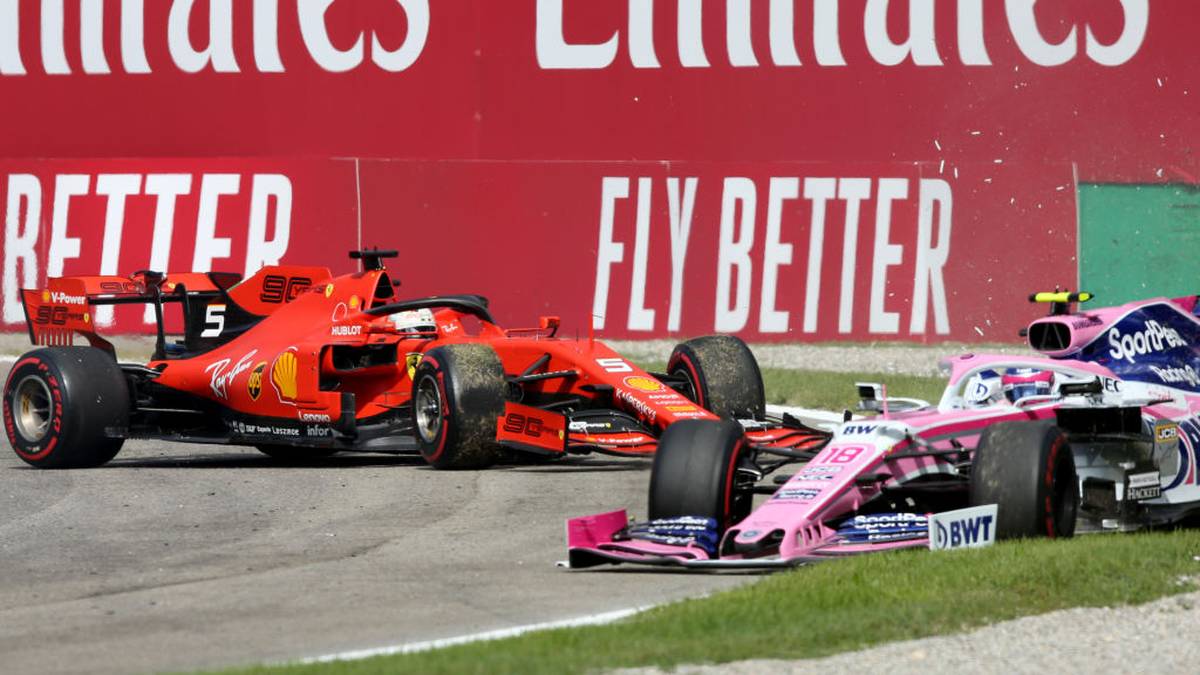 Vettel begeht gleich zu Beginn des Rennens einen großen Fehler. Er verliert das Heck seines Wagens, dreht sich von der Strecke und übersieht beim Zurückfahren den heranrauschenden Lance Stroll, der sich nach einer Kollision ebenfalls dreht