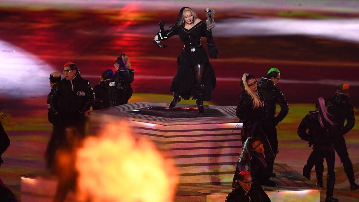 Natürlich dürfen auch Musikacts auf einer Abschlussfeier nicht fehlen. K-Pop-Sänerin CL verwandelt das Stadion in eine Disco