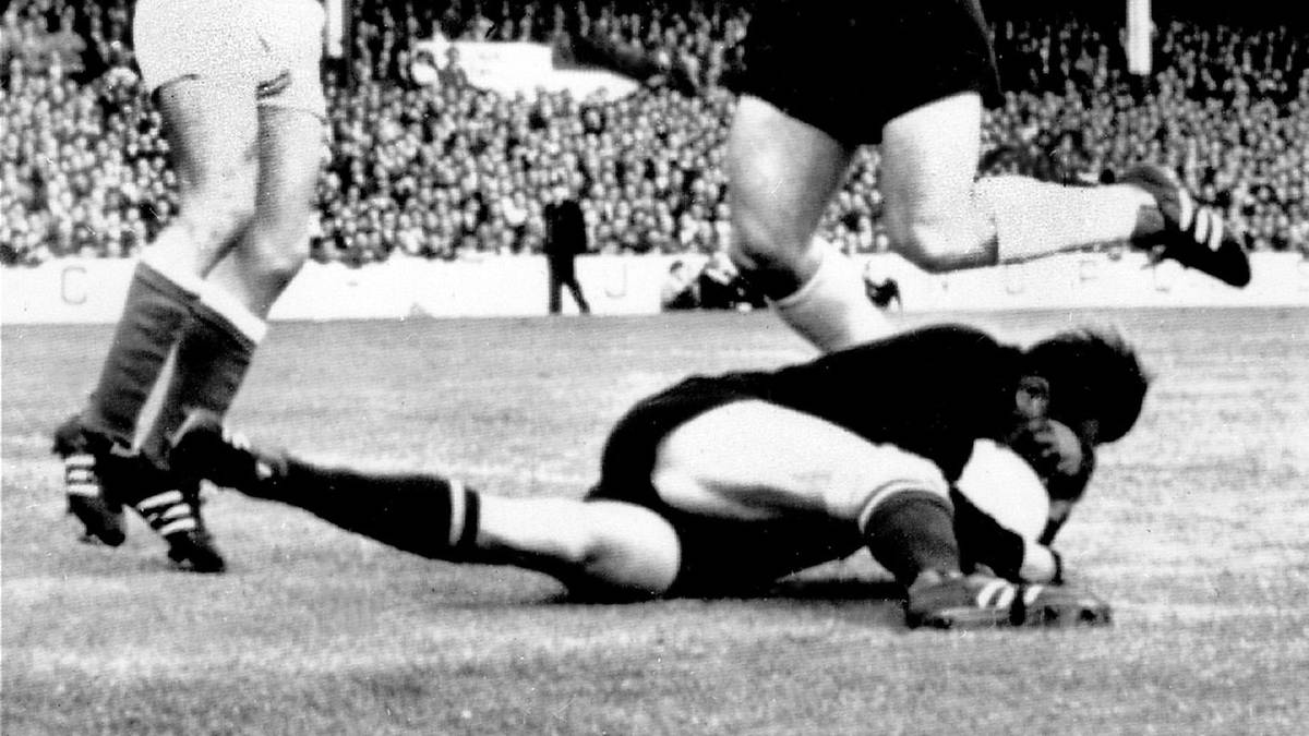 Wurde 1956 Olympiasieger in Melbourne, 1958 und 1962 zum besten Torwart der WM gekürt. War der erste mitspielende Torhüter. Führte die UdSSR 1960 zum Titel bei der ersten EM, die noch unter Europapokal der Nationen firmierte 