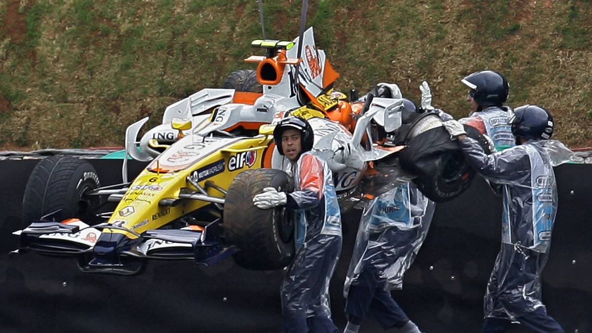 Nelsinhos Zeit in der Königsklasse war weniger rühmlich. Mit ihm wird man für immer den so genannten Singapur-Skandal in Verbindung bringen. 2008 war das, als der junge Piquet in eine Mauer fuhr, um eine Gelbphase zu provozieren, worauf Renault-Stallgefährte Fernando Alonso gewann. 2015 wurde er immerhin Formel-E-Champion