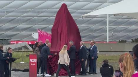 Einen Tag nach dessen 80. Geburtstag enthüllt der FC Bayern vor der Allianz Arena das neue Denkmal zu Ehren der verstorbenen Vereinslegende Franz Beckenbauer.