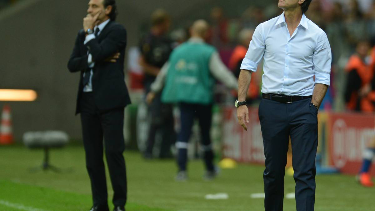 Nach dem Ausscheiden werden die Rufe nach einem Rücktritt Jogi Löws immer lauter. Die Verantwortlichen bewahren die Ruhe und stärken dem Bundestrainer den Rücken. Eine gute Entscheidung, wie sich später herausstellen sollte