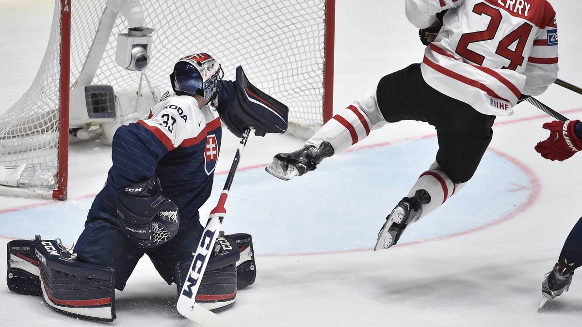 Kanadas Stürmer Corey Perry (r.) scheint, einen Freudensprung zu machen. Ob das am 5:0-Endstand gegen die Slowakei liegt?