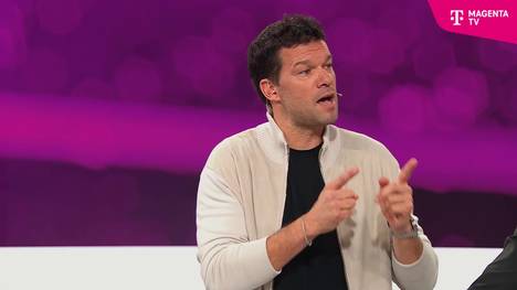 Michael Ballack ärgert sich massiv über die Entscheidung, die zum 2:1 für Japan führte. Weil die Japaner einen Siegtreffer erzielten, obwohl der Ball zuvor im Aus war.