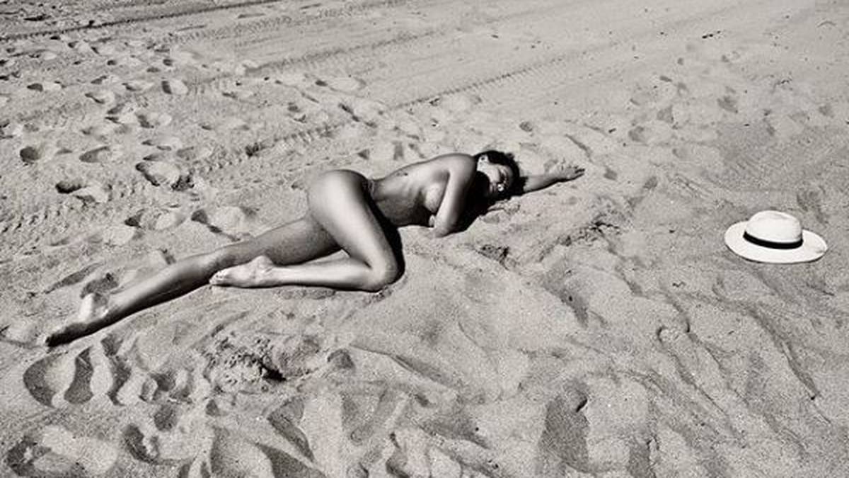 Hat Tatiane Baumjohann etwas ihren Hut am Strand verloren - jedenfalls zeigt sie sich nahezu unbedeckt im Sand