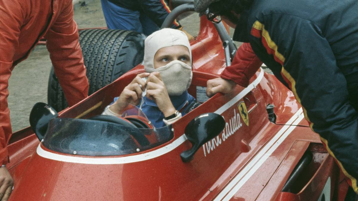 Bei Tempo 220 verlor er in einer Linkskurve die Kontrolle über seinen Wagen. Er prallte gegen eine Felswand und wurde zurück auf die Strecke geschleudert. Lauda erlitt schwere Verletzungen, saß schon 42 Tage danach aber wieder im Rennwagen. Am 21. Mai 2019 verstarb der Österreicher, nach seinem sechsten WM-Titel dankte Hamilton ihm ganz besonders